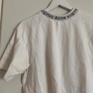 T-shirt från Acne med hög krage. Använd en gång. Nypris: 1400kr