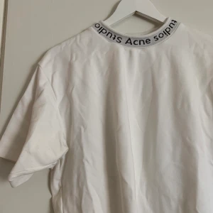 Acne t-shirt - T-shirt från Acne med hög krage. Använd en gång. Nypris: 1400kr