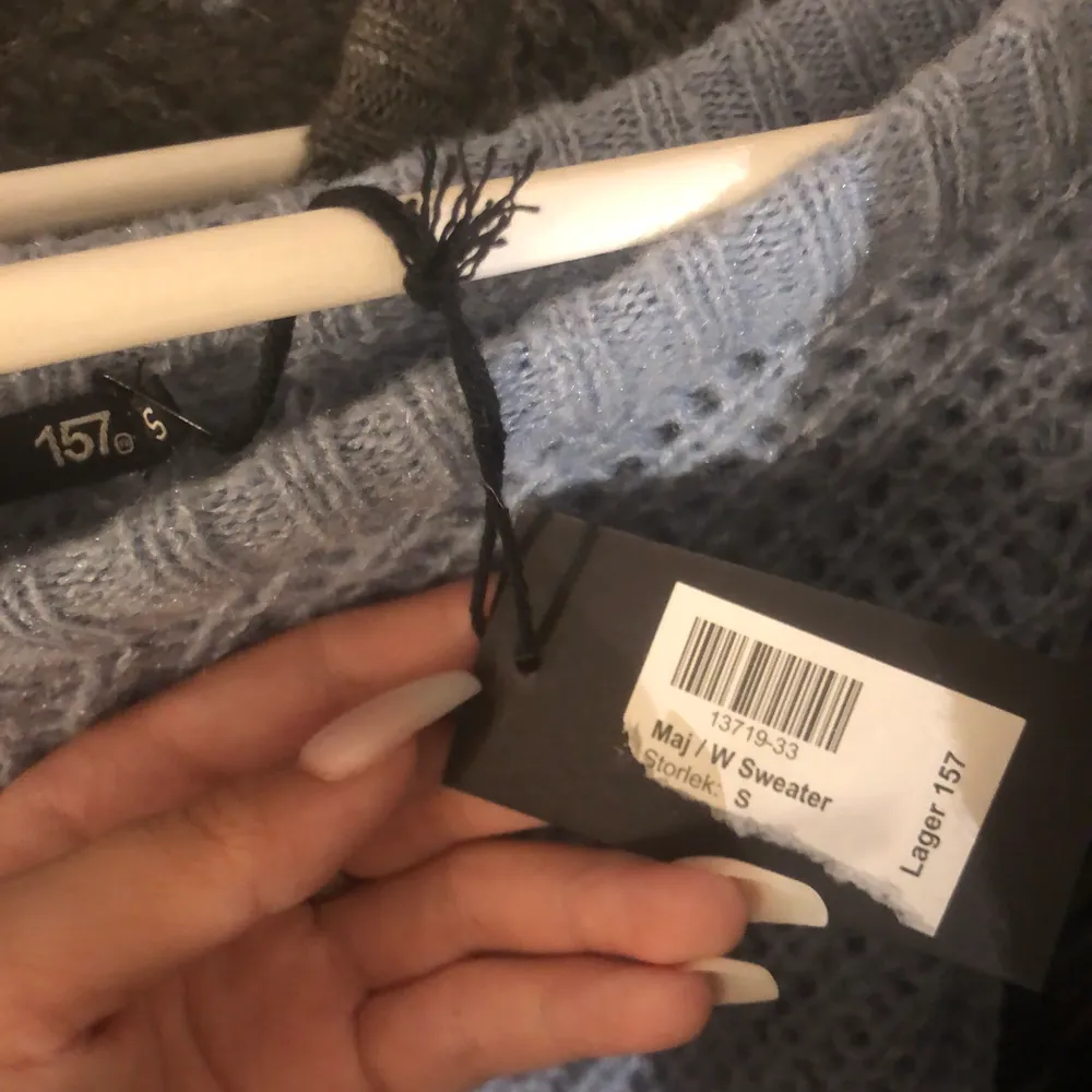 säljer denna stickade v-ringade tröjan från lager 157. aldrig använd så lappen är kvar. säljer denna även i grått!!. Stickat.