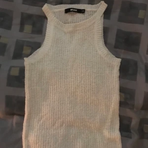 stickat vitt linne från bikbok - Tunt stickat linne från bikbok. Lite genomskinlig, använd ett fåtal gånger. Säljer pga för liten. Köparen står för frakten.