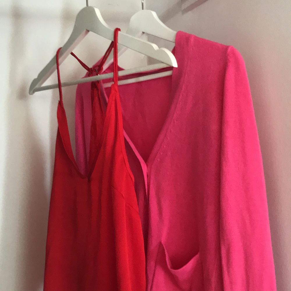 En röd linne från Bikbok med spetts i ryggen. Sååå fin💞💓💕 och en rosa cardigan från Gina Tricot🤩🤩hör av er vid intresse😘😘. Toppar.