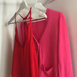 En röd linne från Bikbok med spetts i ryggen. Sååå fin💞💓💕 och en rosa cardigan från Gina Tricot🤩🤩hör av er vid intresse😘😘