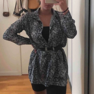  - Säljer min skitfina ormskinnsblus från NAKD, sååå bekväm men nu får den lämna min garderob🥺 Jag är 164cm och den går ner till låren på mig så den funkar både som blus med cykelbyxor eller klänning