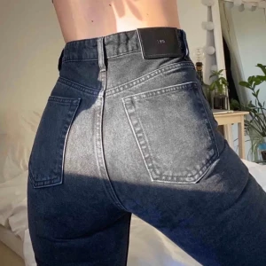 Jeans från Zara - Skitsnygga jeans från Zara i svart/grå jeanstyg💞💞 Jag är 160 på bilden