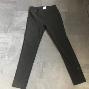  Stretch jeans  - De är ett par stretch jeans som är svarta.de är för små de är inget fel på de.De är inte vanliga jeans de är stretch.frakt får ni betala💙frakt pris kan vi ta privat💙