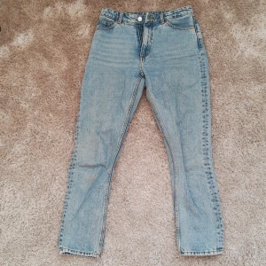 Monki Jeans Ljusblå - Ljusblå momjeans från Monki. Använd fåtal gånger. För små för mig. Storlek 27. Tar Swish. 