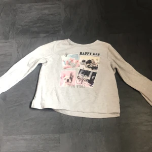 Lång tröja  - De här är en grå läng tröja som är några bilder på.den har blivit för liten och de är inget fel på.frakt får ni betala💙frakt pris kan vi ta privat💙