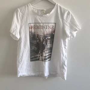 Tshirt med tryck - Basic vit tshirt med ett ballt tryck. Köpte från H&M i storlek S. Frakt ingår ej i priset