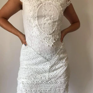 Studentklänning  - Studentklänning från Dry lake. Köpt för 1500kr säljer för 400kr. Använd en gång. I super skick. Köparen står för frakten men kan mötas upp i Stockholm.:)