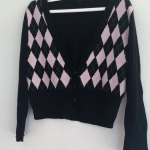 Gullig kofta - Super söt argylemönstrad kofta i svart och babyrosa. Kom med bud i kommentarerna✨ Startbud 150kr + frakt.  Bud avslutas 1 september 