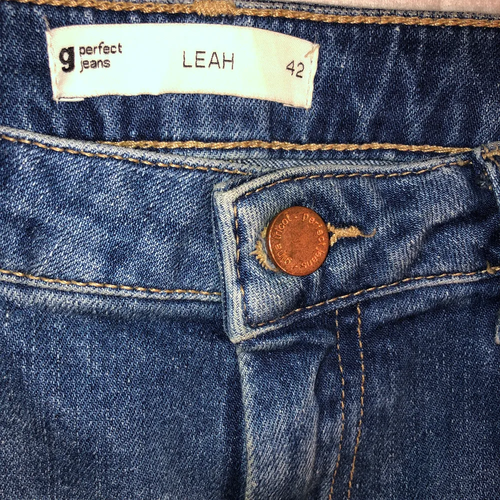 Jeans från Ginatricot modell Leah strl 42. Mycket fint skick. De är förstora för mig i midjan.   Möts upp eller fraktar 55kr. Jeans & Byxor.
