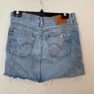 LEVIS KJOL, storlek 27 - Säljer tyvärr min skitsnygga Levis kjol då den blivit för stor 🥺 är i storlek w27. Köptes för ca 550-650kr och säljes för 250kr + frakt 🚚 
