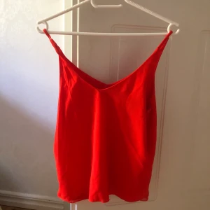 Rött & svart linne - Båda strl xs! Båda för 100 annars 70kr st