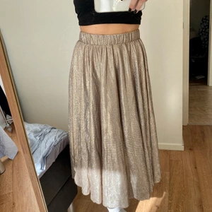 Glittrig maxi kjol - Kjol som faller jättevackert, från ”Vila” i storlek S. Aldrig använd så är i väldigt bra skick. Köpt för ca 400-500kr och säljs nu för 80kr + frakt.