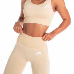 Träningsset  - Ny med lappar på då byxan var för stor. Inte genomskinliga och skönt material. Byxan är i M och toppen i S