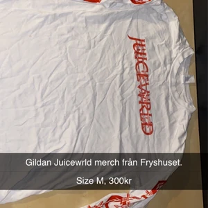 Gildan JuiceWrld longsleeve.  - Köpt på hans konsert på Fryshuset. Rip.