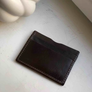  - Enkel och klassisk korthållare i 100% svenskt läder. Aldrig använd. Frakt ingår🖤 Har även en likadan i svart läder.