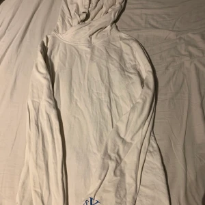 Stor vit hoodie - Oversize välanvänd hoodie med liten blå logga på armkanten!