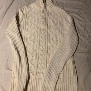 Stickad tröja - Riktigt snygg stickad tröja som aldrig är använd