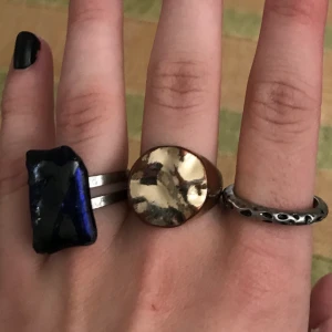 Ringar!  - Lite olika ringar i helt okej skick! Kan fixa paketpris. Skriv för bättre bilder samt priser! 