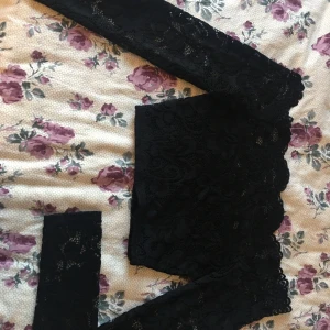 Spets magtröja  - Aldrig använd, enbart testad. Hann slita av prislappen innan jag bestämde mig för om jag ville behålla den eller inte :/ I jättegott skick, beställd från Nelly för 299 nypris 