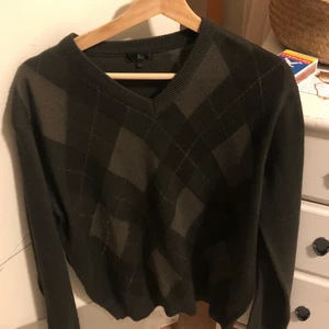 Grön slipp-  over  - Stickad slipp- over i olika gröna nyanser. Den är stickad och är i bra skick. Köpt second hand från stadsmissionen 