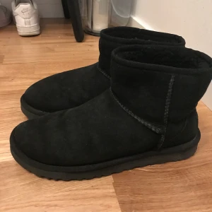 Uggs låga svarta strl 39 - Nypris 1999, köpta förra vintern. I använt skick men fortfarande hela och fina!