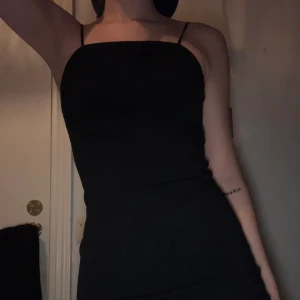 Svart klänning - En simpel svart klänning från bikbok! Sitter jättefint på kroppen och väldigt stretchigt material så passa  XS/S/M. Perfekt till nyår och man vill köra på något simplare och styla upp det med smycken och accessoarer 🥰