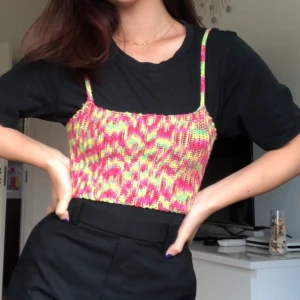 Stickat linne - Superfin stickat linne! ✨✨ går att ha över t-shirts, skjortor eller ensamt. 