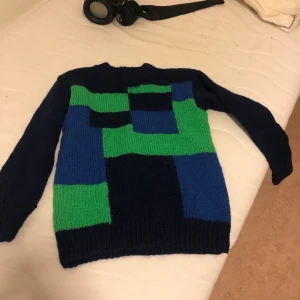 Stickad, mästrad tröja - Blå, grön tjockt stickad tröja. Handstickade tröja i fint skick. 