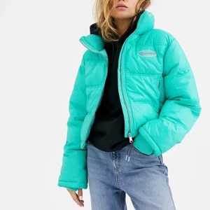 Turkos croppad dun jacka - En väldigt skön och varm dunjacka ifrån Pull&Bear. Köpt vintern 2019, sälger pga att den tyvär inte används då det inte passar mig stil i nuläget:/.  Slutsåld på hemsidan org pris runt 300kr 