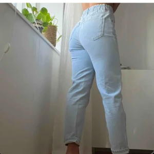 Jeans  - Super fina ljusa jeans. Hade för många par därav säljer jag dem. Nyskick då de aldrig är använda.