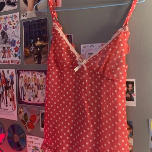 Cami top - Jättegulligt y2k linne som tyvärr inte kommer till användning längre, storlek xs/s