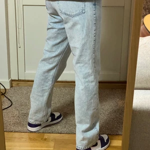 Weekday jeans - Säljer även dessa ljus blåa jeans i storlek 28/30  