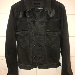 Tiger of Sweden Denim Jacket  - En snygg denimjacka med läder patches. Säljer för att den är för liten.Väldigt bra skick!