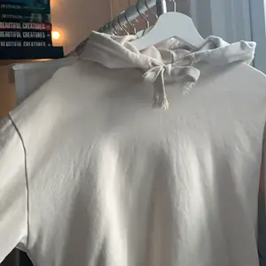 Hoodie ifrån nakd super fint skick och inga defekter mer än att snörena i luvan har gått upp och blivit fransiga. Frakt tillkommer på 33kr ☺️ skriv vid intresse eller frågor 🍃