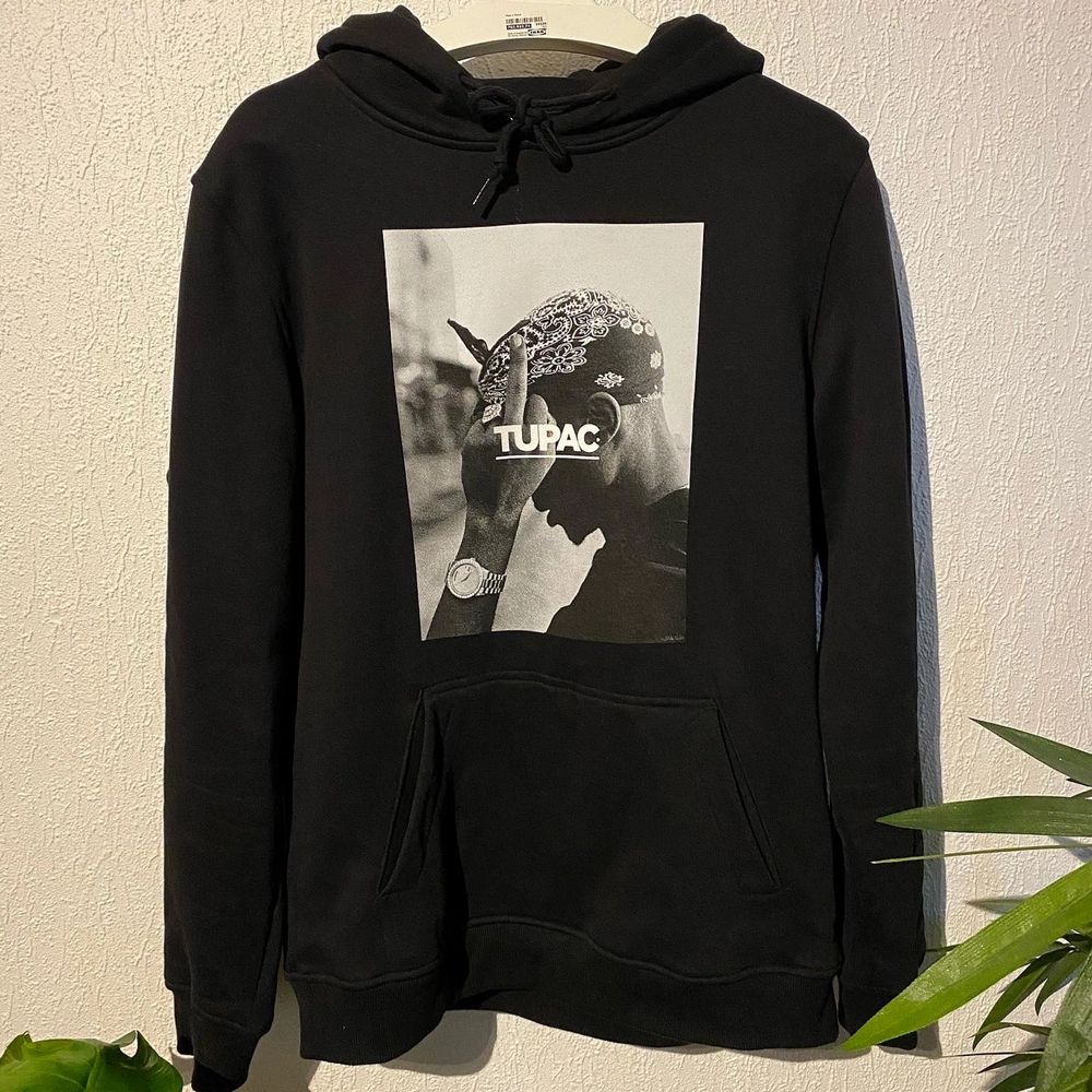 BLACK 2PAC HOODIE WITH PRINT ”F*CK THE WORLD” | Plick