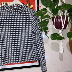 Rutig långärmad tröja  - En svartvit rutig långärmad. Använd 1 gång. Storlek S men den är väldigt töjbar så kan även passa som medium. Frakt tillkommer!