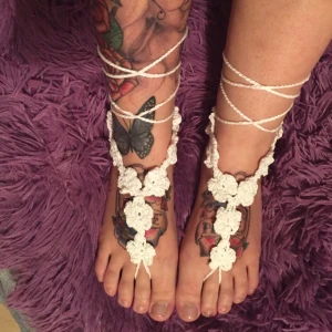  - Vita Barefoot sandaler, stickade, köpt från en hemsida, aldrig använda, väldigt fina! 
Frakt tillkommer! 
Swish funkar bra! :) 