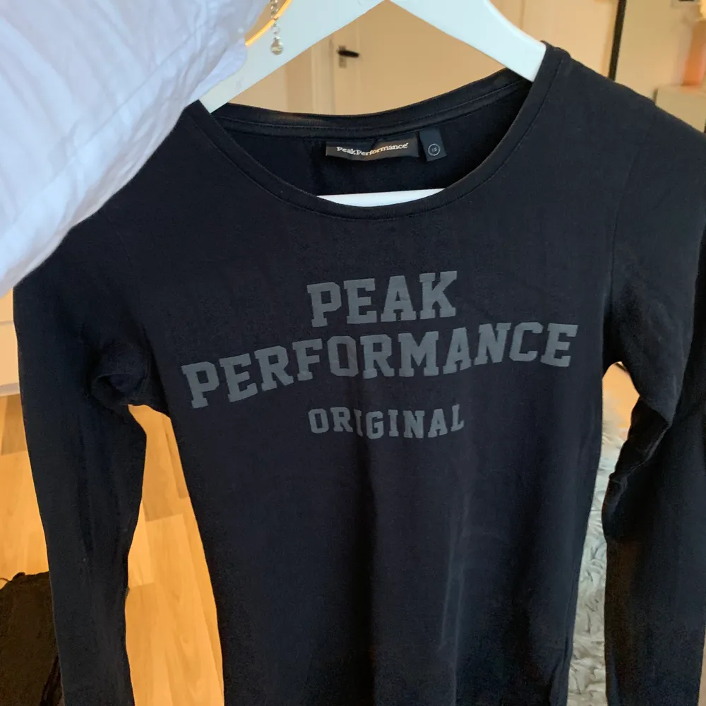 Säljer denna långärmade tröjan från peak performance då den inte kommer till användning.. storlek xs☺️ pris + frakt💓. Tröjor & Koftor.