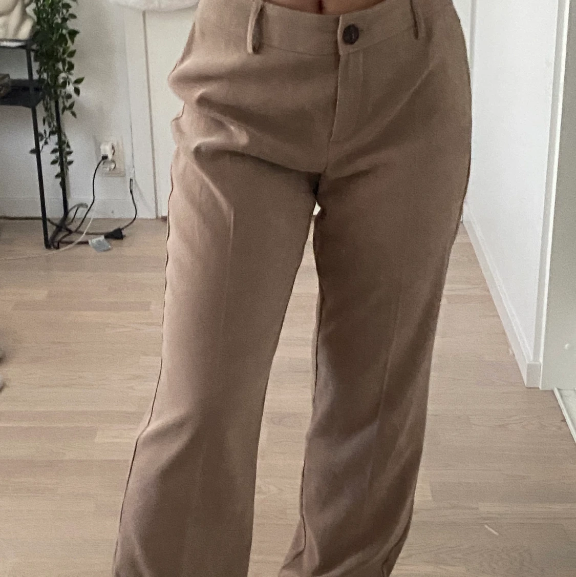 Bruna lågmidjade byxor 