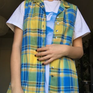 Vintage rutig väst - Cool vintage skjort väst. Passar S-L beroende på hur man vill den ska sitta. Köparen står för frakt. Priset börjar på 100. Budgivning avslutas på fredag 