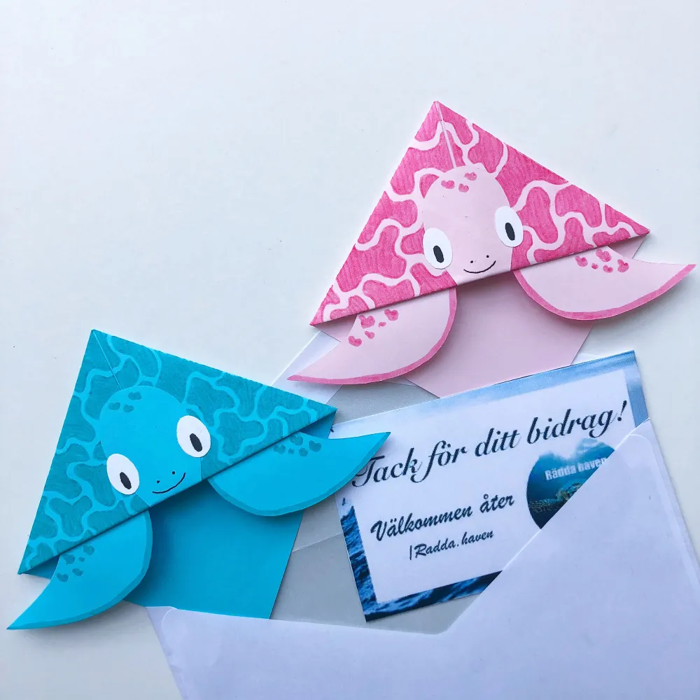 Hej! Jag säljer dessa bokmärkena med motiv av sköldpaddor. Perfekta att ge med en bok. 🤩 50 kr/st (+11 kr frakt) 20 % av priset går till WWF’s projekt att rädda haven. Vid intresse kolla in mitt instagramkonto radda.haven 🤗. Asusteet.