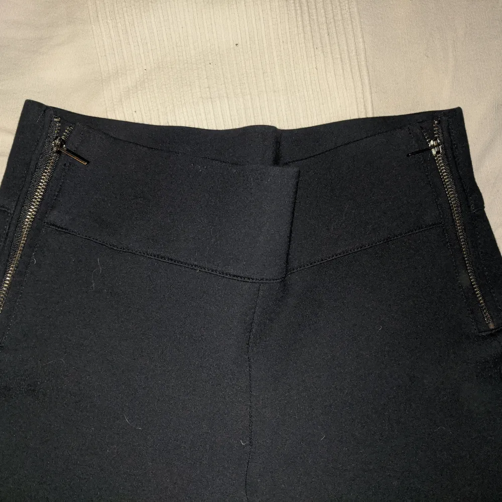 Har ett par svarta o ett par mörkblåa Zara byxor, dragkedja i båda sidorna båda för 200 el 150 kr st. Jeans & Byxor.