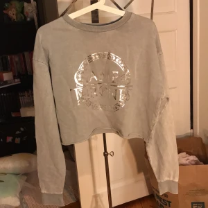 Game of thrones tröja - BUDGIVNING på denna. Avslutas 5/12 kl 19:00. Startpris på 80 kr, höj med minst 10 kr. En jättefin game of thrones tröja i croppad modell. Storlek S. Köpt på primark för två år sen, men aldrig använd och därav i nyskick. Frakt tillkommer.