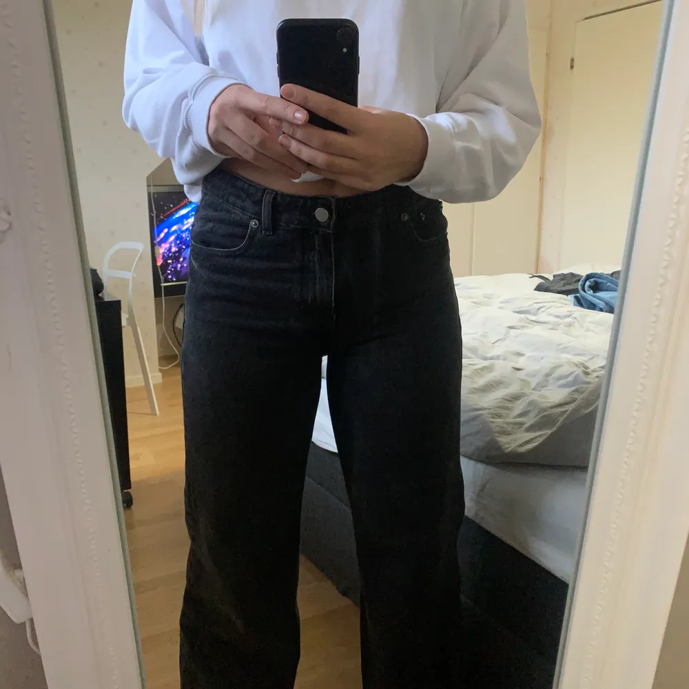 Ett par superfina raka jeans från Dr.denim. Är köpta för 600kr men säljer för halva priset. Har använt dem 2 gånger pga att de är lite för små för mig. De är i storlek 29 i midjan och 32 i längden, alltså de längsta jeans du kan hitta på dr.denims hemsida. Jeans & Byxor.
