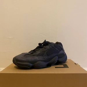 Yeezy 500 utility black - Heej! Fick nyss hem dessa. Helt nya☔️ hör av er vid frågor!