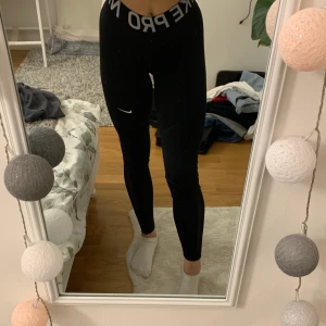 supersköna Nike Pro tights💕 - säljer dessa superfina och sköna träningstights pga att de ej kommer till användning längre. använda ett fåtal gånger men känns som nya. bra kvalité, skönt material och väldigt stretchiga. de har ett ganska brett resårband i midjan vilket gör att de verkligen sitter på plats! nypris 499 kr, mitt pris 150 kr🥰✨ (pris kan diskuteras) 