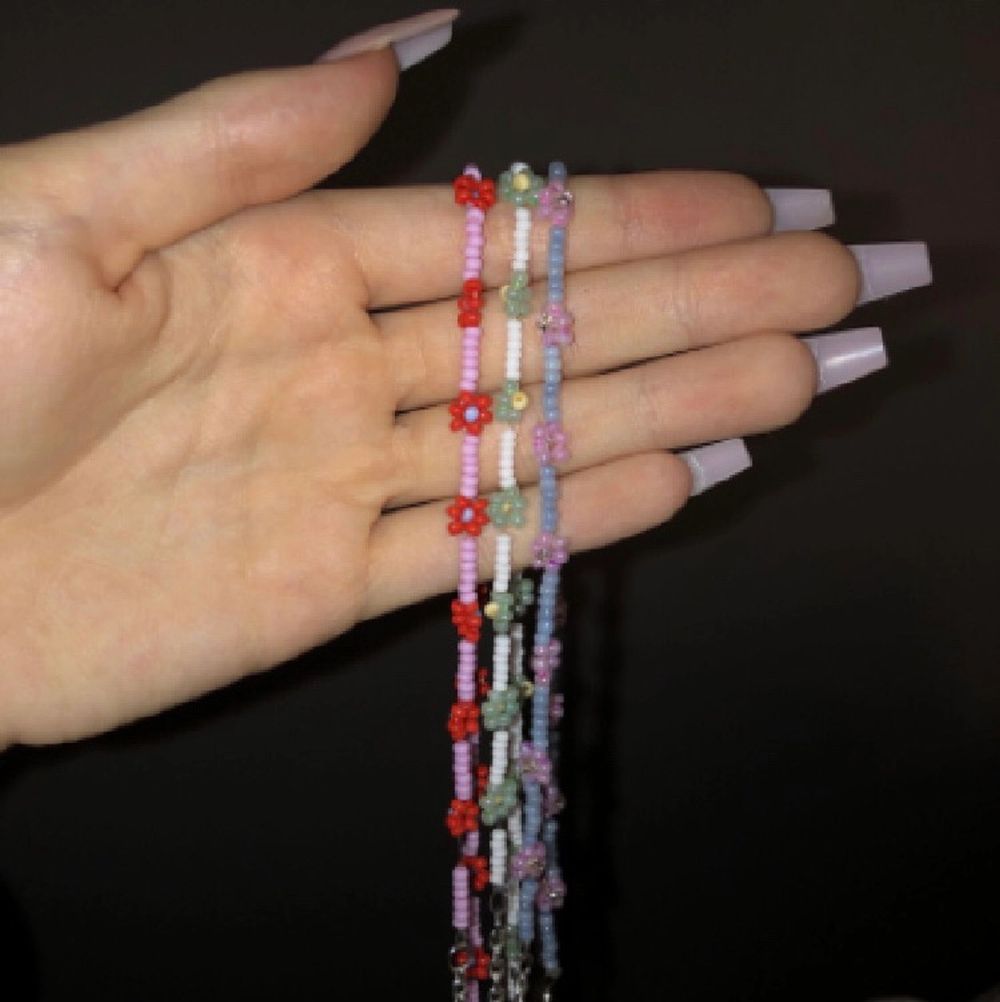 Har precis börjat göra egengjorda smycken, både halsband och armband till en början. Här är några idéer på vad jag kan göra, bara att ge önskemål. Har dom flesta färger. Kan göra sånna små blommor och även personliga smycken som t.ex ord eller namn i morsekod som bild 3. Tar ungefär 30 för armband och 50 för halsband beroende på hur mycket material det tar🥰. Accessoarer.
