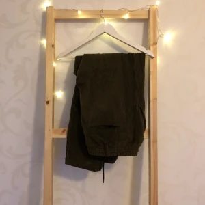 ANERKJENDT manchesterbyxor skogsgrön! - Schyssta Anerkjendt Manchesterbyxor i Storlek Medium! Skogsgröna! Snörmidjade. Nypris 800kr